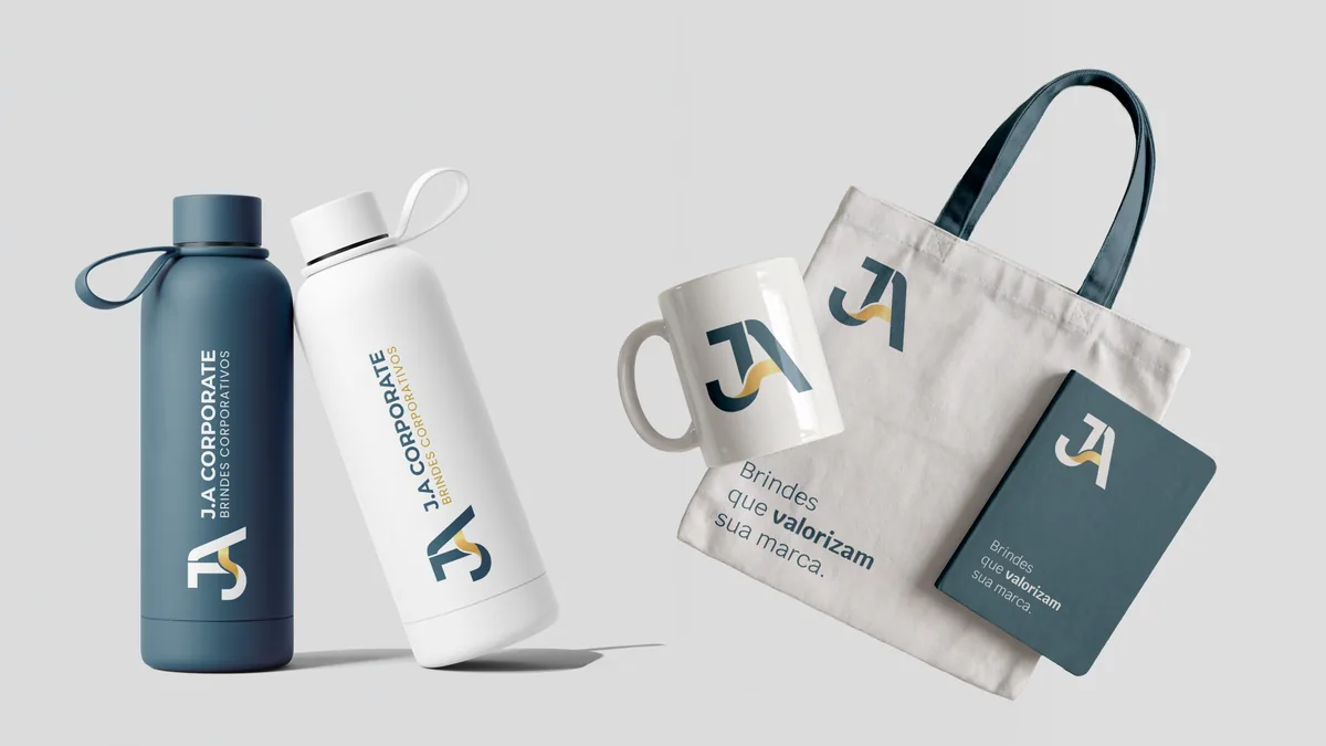 Mockup de brindes corporativos personalizados: garrafas, caneca, ecobag e caderno com marca aplicada