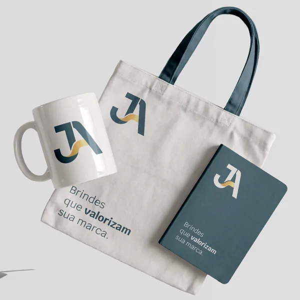 Mockup de caneca, ecobag e caderno com a marca J.A. Corporate
