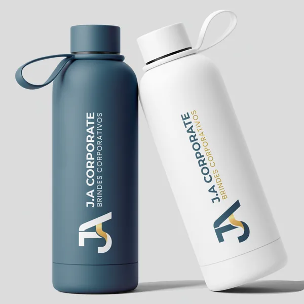 Mockup de duas garrafas térmicas personalizadas, uma azul e uma branca, com a marca J.A. Corporate